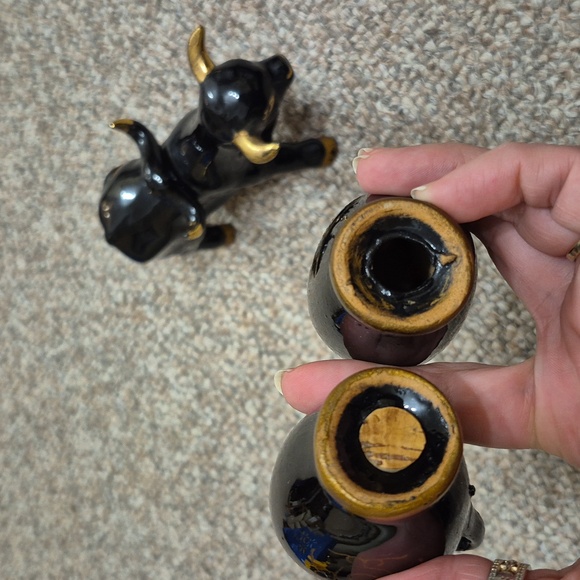 Vintage Black and Gold Ceramic Bull Figurine Salt & Pepper Shakers Made In Japan - Picture 8 of 11